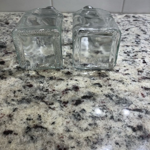 Glass oil and vinegar holders - Picture 3 of 3